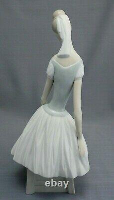 Nao Lladro Large Seated Ballerina Figurine In Excellent Condition