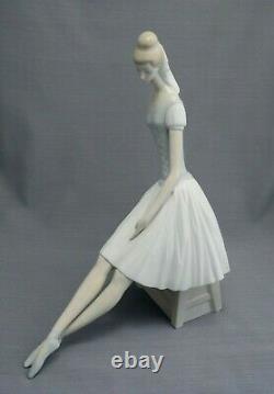 Nao Lladro Large Seated Ballerina Figurine In Excellent Condition