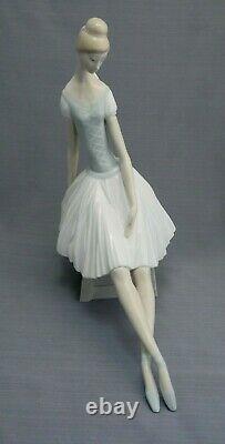 Nao Lladro Large Seated Ballerina Figurine In Excellent Condition