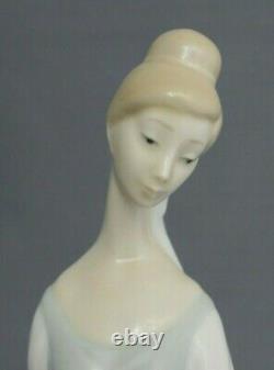 Nao Lladro Large Seated Ballerina Figurine In Excellent Condition