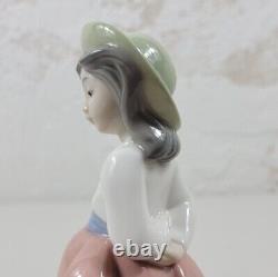 Nao Lladro Little Girl on Placid Walk Figurine 01291 Original Box 1997 Vintage