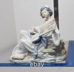 Nao Lladro ORIENTAL MELODY Geisha Girl Playing Shamisen #227 Broken Instrument