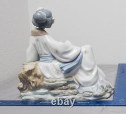 Nao Lladro ORIENTAL MELODY Geisha Girl Playing Shamisen #227 Broken Instrument