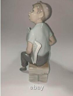 Nao, Lladro Paperboy Sitting On Diario Newspaper Bundle 9 Tall Rare