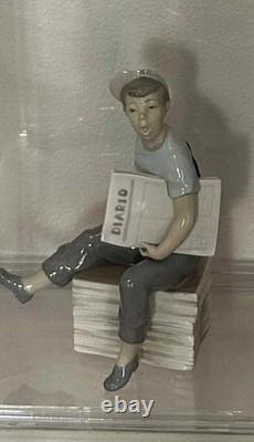 Nao, Lladro Paperboy Sitting On Diario Newspaper Bundle 9 Tall Rare Retired