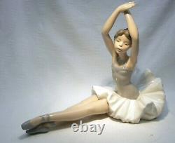 Nao Lladro Pert Ballerina Ballet Figurine 1208