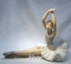 Nao Lladro Pert Ballerina Ballet Figurine 1208