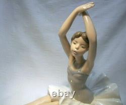 Nao Lladro Pert Ballerina Ballet Figurine 1208