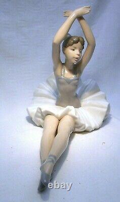 Nao Lladro Pert Ballerina Ballet Figurine 1208