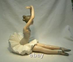 Nao Lladro Pert Ballerina Ballet Figurine 1208