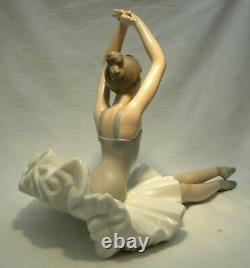 Nao Lladro Pert Ballerina Ballet Figurine 1208