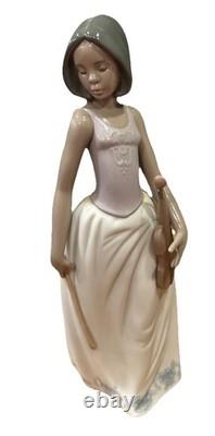 Nao Lladro Porcelain Figurine Created By Rafael Lozano Sweet Melody