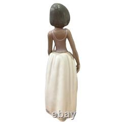 Nao Lladro Porcelain Figurine Created By Rafael Lozano Sweet Melody