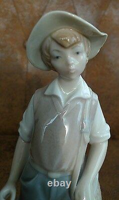 Nao Lladro Spain Porcelain Figurine Boy IN Fischerstiefeln / Made IN Spain