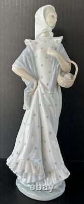 Nao Lladro Woman Girl With Basket of Flowers 12 3/4 Spanish Porcelain Figure