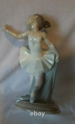 Nao Spain by Lladro Daisa Porcelain Figurine Girl Ballerina Dancer 17cm, 1991