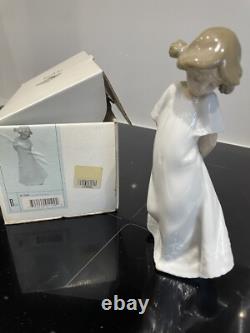 Nao by Lladro 1109 So Shy figure in original box