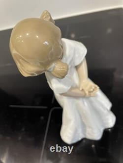 Nao by Lladro 1109 So Shy figure in original box