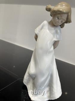 Nao by Lladro 1109 So Shy figure in original box