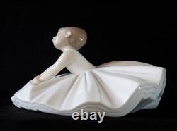 Nao by Lladro Ballerina Porcelain Figurine Dance Class Girl 1997 Daisa