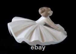 Nao by Lladro Ballerina Porcelain Figurine Dance Class Girl 1997 Daisa