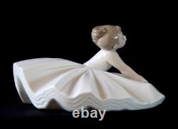 Nao by Lladro Ballerina Porcelain Figurine Dance Class Girl 1997 Daisa