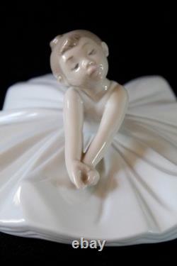 Nao by Lladro Ballerina Porcelain Figurine Dance Class Girl 1997 Daisa