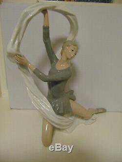 Nao by Lladro Figurine Ballerina DANCER WITH VEIL Rare and beautiful