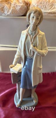 Nao by Lladro La Doctora 00350 Doctor Porcelain Figurine