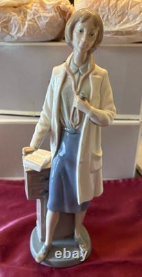 Nao by Lladro La Doctora 00350 Doctor Porcelain Figurine