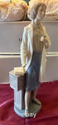 Nao by Lladro La Doctora 00350 Doctor Porcelain Figurine