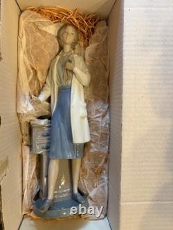 Nao by Lladro La Doctora 00350 Doctor Porcelain Figurine