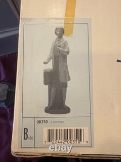 Nao by Lladro La Doctora 00350 Doctor Porcelain Figurine