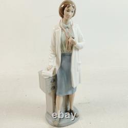 Nao by Lladro La Doctora 00350 Doctor Porcelain Figurine No Box