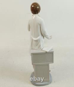 Nao by Lladro La Doctora 00350 Doctor Porcelain Figurine No Box
