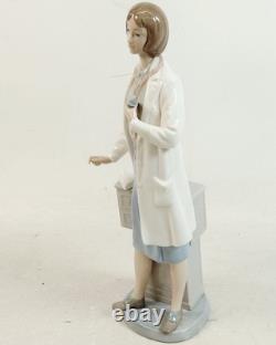 Nao by Lladro La Doctora 00350 Doctor Porcelain Figurine No Box