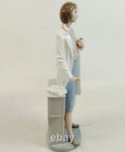 Nao by Lladro La Doctora 00350 Doctor Porcelain Figurine No Box