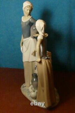 Nao by Lladro' Ladies at the Well, Women talking' Figurine model 178