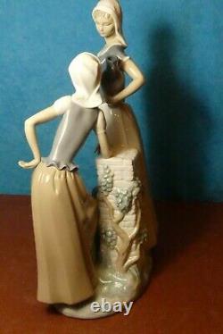 Nao by Lladro' Ladies at the Well, Women talking' Figurine model 178