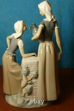 Nao by Lladro' Ladies at the Well, Women talking' Figurine model 178