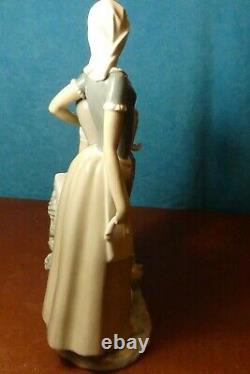 Nao by Lladro' Ladies at the Well, Women talking' Figurine model 178