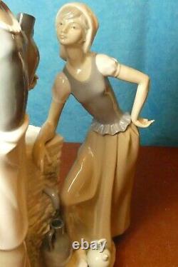 Nao by Lladro' Ladies at the Well, Women talking' Figurine model 178