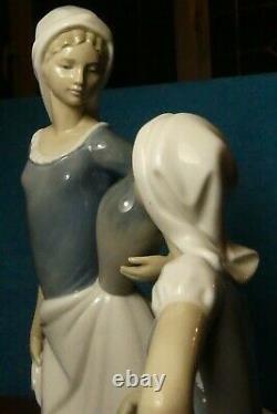 Nao by Lladro' Ladies at the Well, Women talking' Figurine model 178