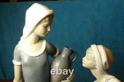 Nao by Lladro' Ladies at the Well, Women talking' Figurine model 178