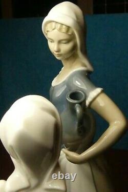 Nao by Lladro' Ladies at the Well, Women talking' Figurine model 178