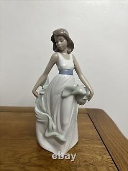 Nao by Lladro Lady figurine Walking On Air Rare Figure? Excellent Condition