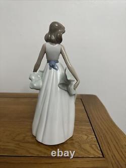 Nao by Lladro Lady figurine Walking On Air Rare Figure? Excellent Condition