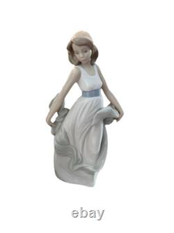 Nao by Lladro Lady figurine Walking On Air Rare Figure Mint Condition