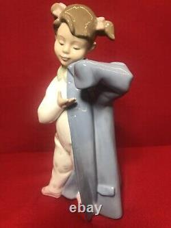Nao by Lladro My Daddy's Coat Girl in Gown Large 10 Figurine No-1316