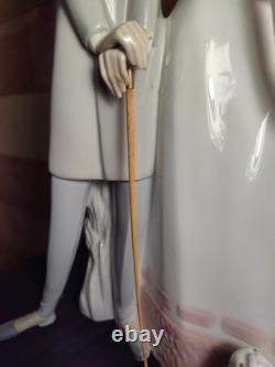 Nao by Lladro Spain 4563 RARE Lovers Couple with Puppy & Parasol Umbrella, 19 1/2